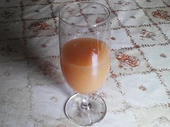 фото вкусного домашнего вина из груш в бокале