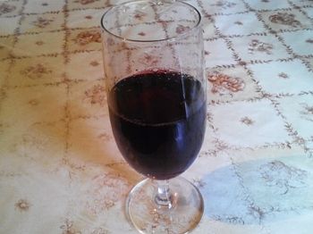 фото вкусного домашнего вина из сливы в бокале