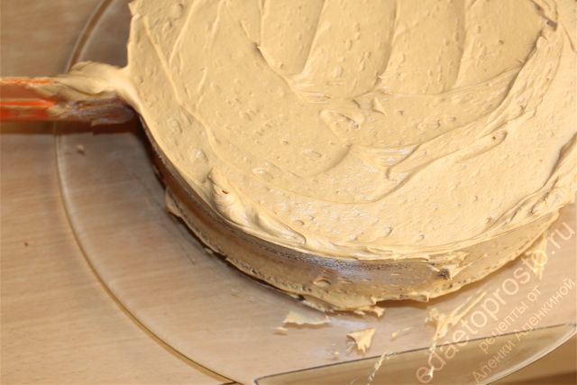 Выравниваем торт кремом, фото торта Наташа со сметаной
