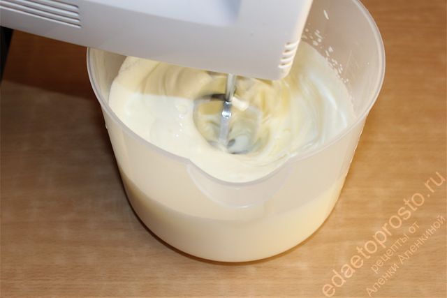 Миксером довести массу до полного растворения сахара, пошаговое фото  приготовления сметанного крема