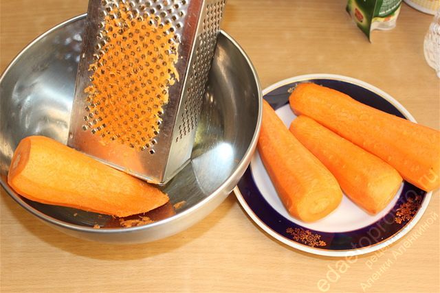 Морковь очистить и натереть на мелкой терке