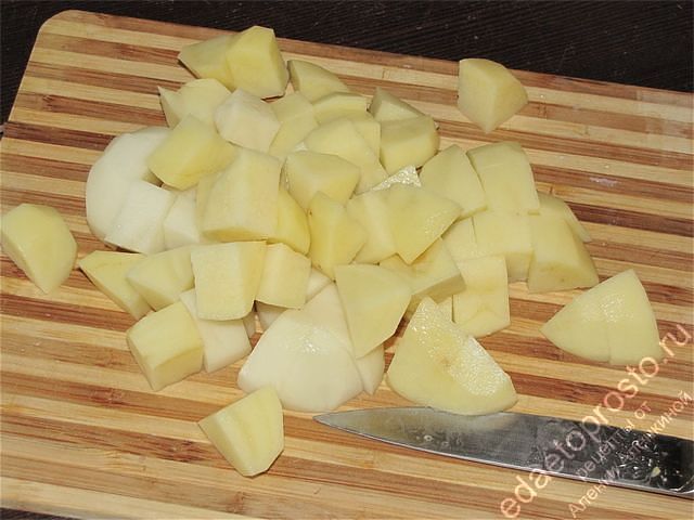 Нарезаем картофель крупными дольками