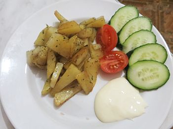 на фото вкусный картофель по-крестьянски с овощами на тарелке