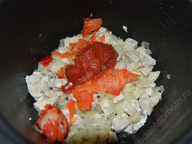 добавить нужное количество томатной пасты и болгарского перца