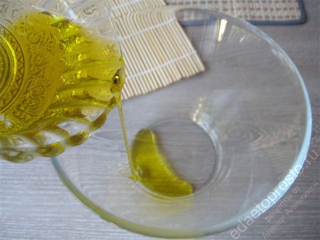 Готовится маринад для шашлычков, наливаем оливковое масло