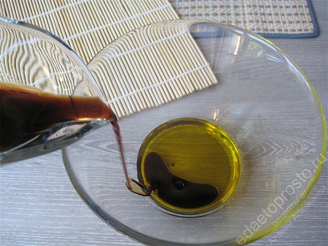 в оливковое масло необходимо добавить соевый соус