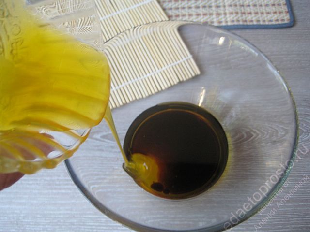 в оливковое масло добавляем мед