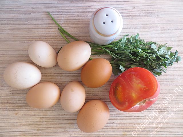 фото ингредиентов для приготовления яичницы с помидорами на сковороде