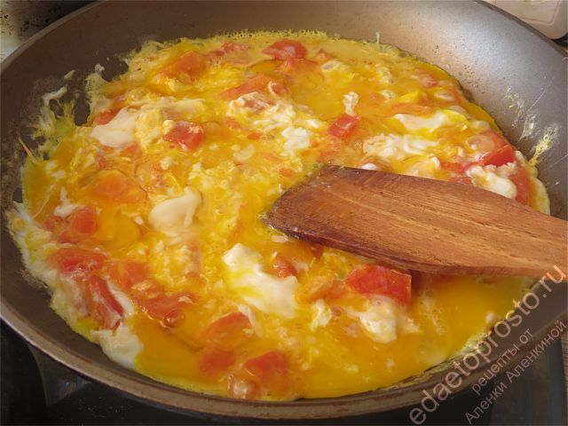 вбиваем все яйца на сковороду и ждем когда белок начнет схватываться, пошаговое фото  приготовления яичницы с помидорами