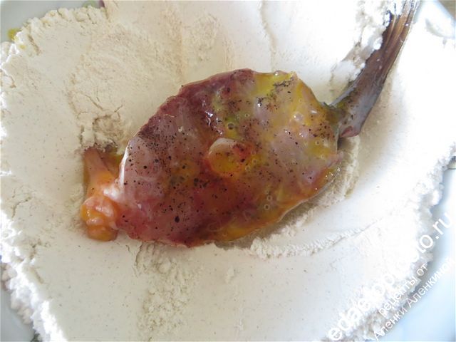 Обмакиваем рыбный кусочек сначала в яичной смеси, затем в муке