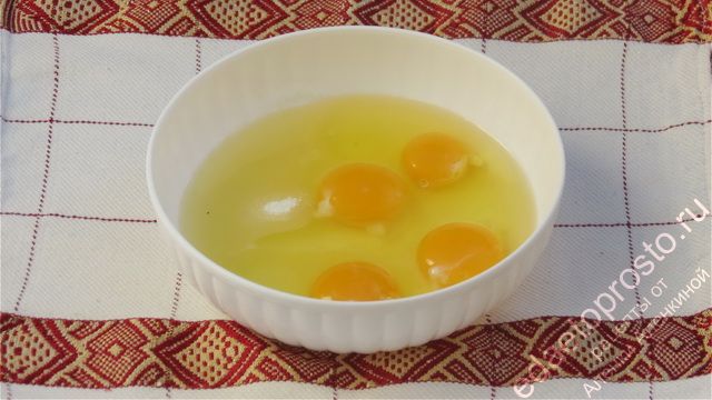 к яйцам в тарелке добавьте соль и сахар
