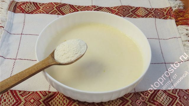 в еще неостывшее тесто добавьте соду и хорошо перемешайте, пошаговое фото  приготовления оладий на йогурте
