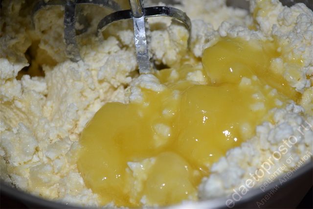 добавить мед в смесь для творожного торта