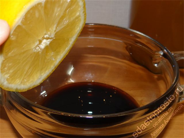 В миску налейте 2-3 ст. ложки соевого соуса и выжмите туда сок лимона