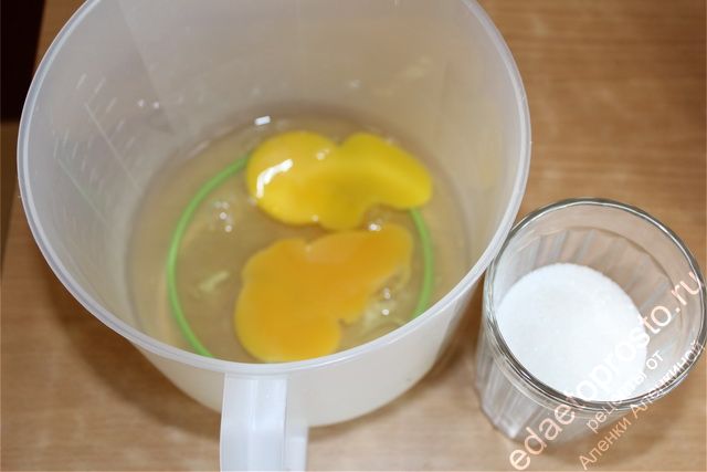 Подготовить емкость для взбивания продуктов и добавить туда яйцо и сахарный песок