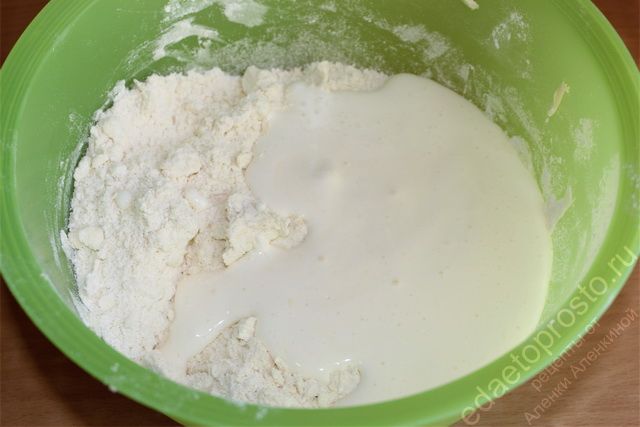 К полученной массе добавить взбитые яйца с сахарным песком