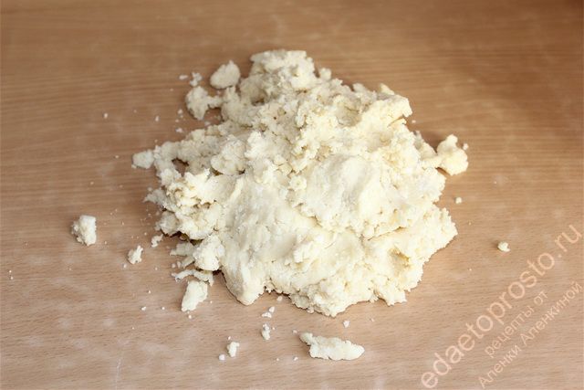 Замесить песочное тесто для печенья орешки со сгушенкой