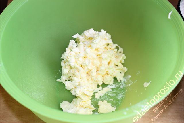 Масло или маргарин натереть на крупной терке