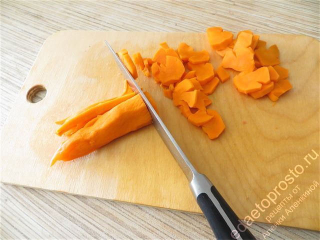 Морковку нарезаем кусочками