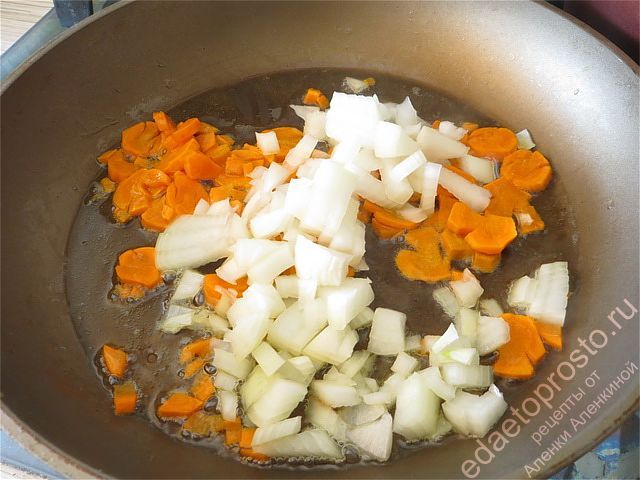 К моркови добавляем лук