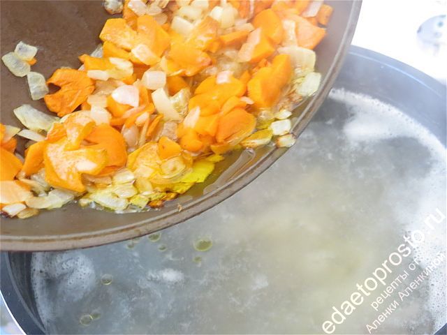 Зажарку добавляем в бульон и варим 10 минут, пошаговое фото  приготовления супа с вермишелью