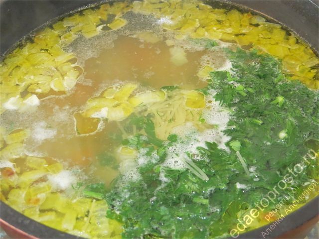 В последнюю очередь добавляем вермишель, фото приготовления супа с вермишелью