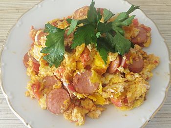 фото вкусной яичницы с сосисками на завтрак