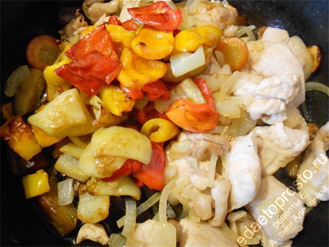Курица с овощами на сковороде готова, можно подавать на стол