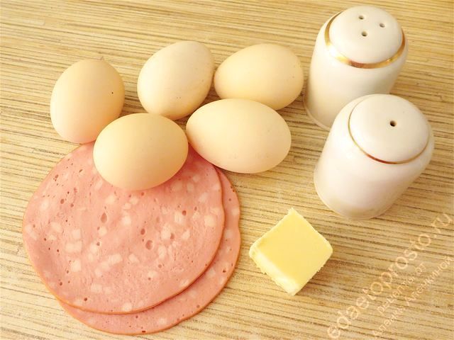 фото ингредиентов для приготовления яичницы с колбасой на сковороде