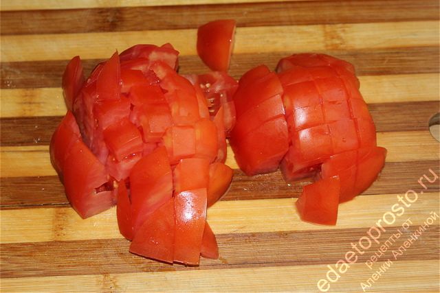 Спелый помидор нарезать крупными кубиками