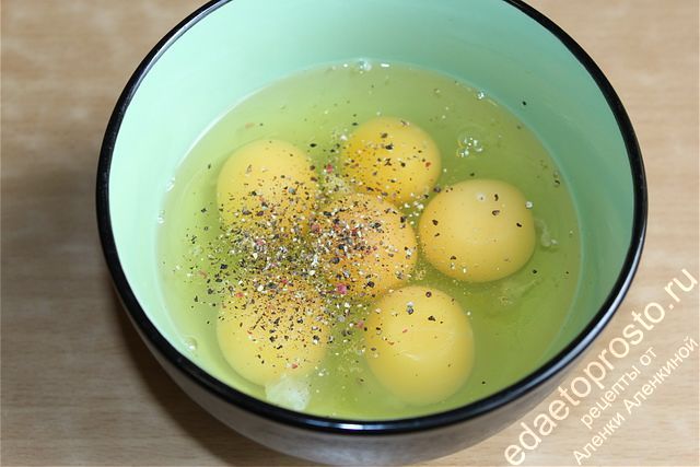 Яйца в емкости посыпаем смесью перцев