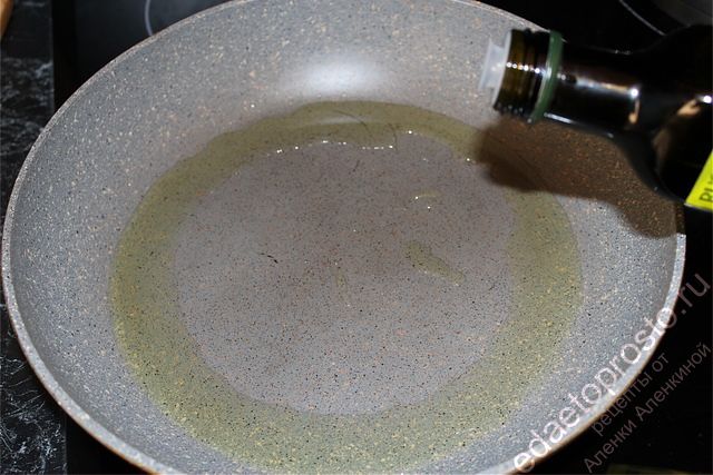 На сковороду налить растительное масло