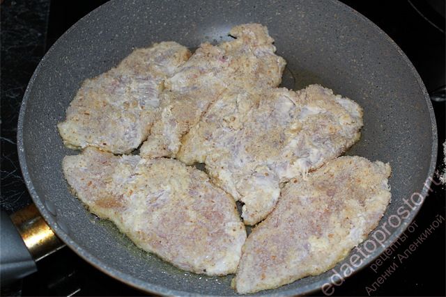 Выложить куриное филе в сковороду с маслом