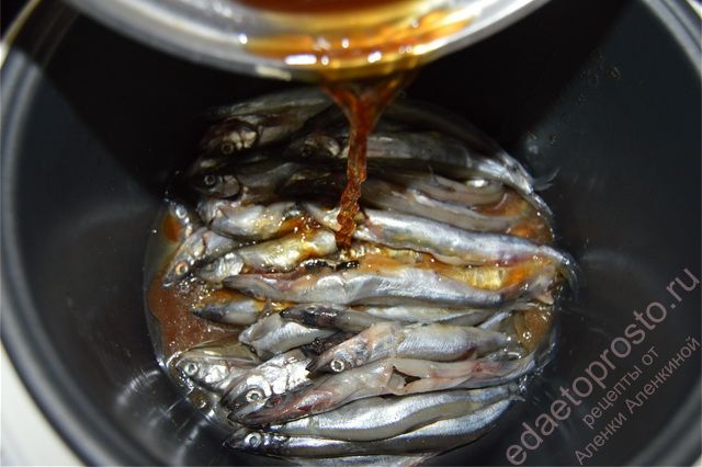 После масла вылить на рыбу крепкий чайный раствор с солью, пошаговое фото  приготовления шпрот