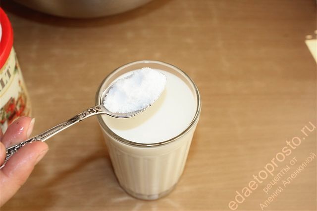 В стакане теплого молока растворить соль