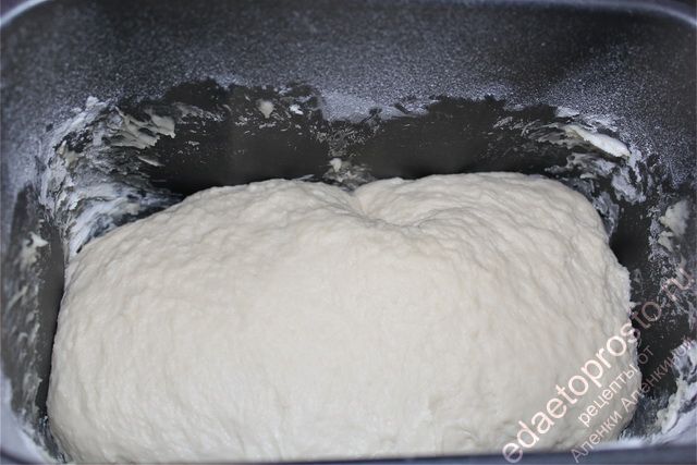 Так выглядит на фото тесто для домашних пельменей сделанное в хлебопечке