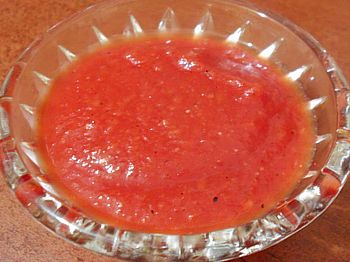 фото вкусного домашнего томатного кетчупа на блюдце