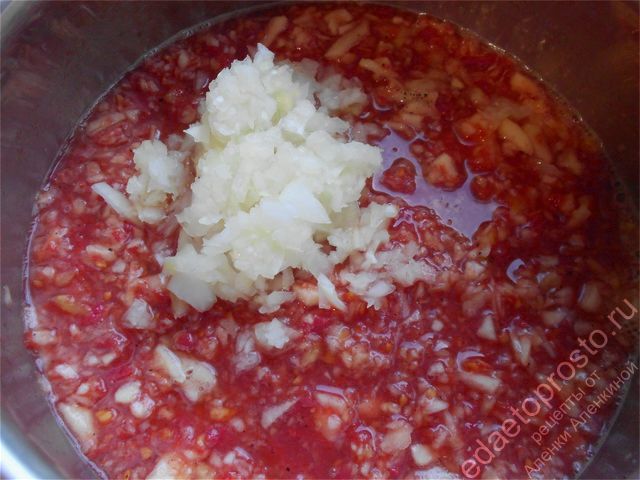 Добавляем лук в томатную массу, пошаговое фото приготовления домашнего томатного кетчупа