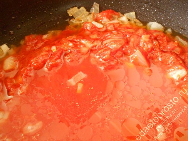 Через несколько минут вливаем томатный сок