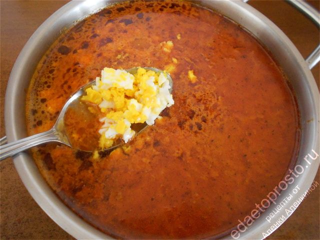 Высыпаем измельченное вареное яйцо в томатный бульон, пошаговое фото  приготовления томатного супа