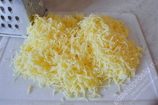 Натереть сыр на терке с мелкими отверстиями