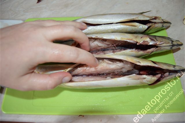 подготовить всю скумбрию, пошаговое фото приготовления рыбы запеченной в фольге в духовке