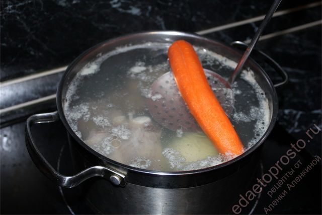 Морковь как и лук добавить в бульон целиком