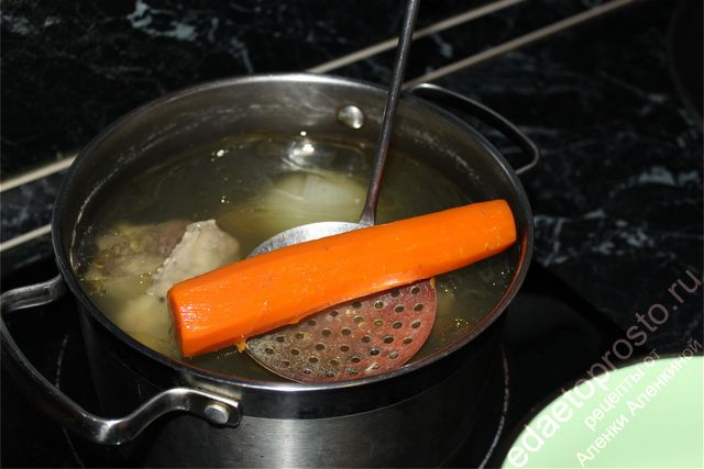 Лук и морковь шумовкой выловить из бульона