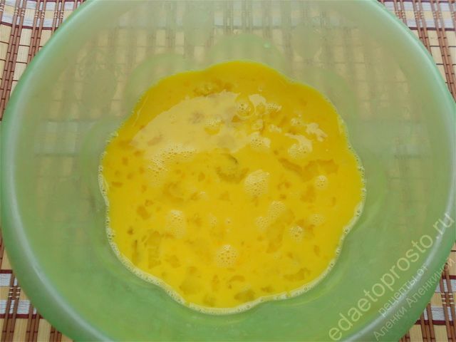 нужно превратить яйца в однородную массу при помощи вилки или венчика