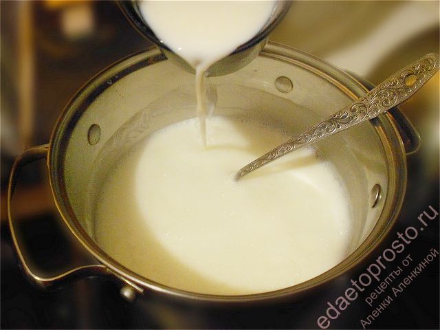 смесь вливаем тонкой струйкой в остальное молоко, пошаговое фото  приготовления манной каши