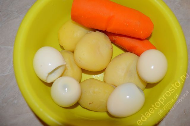 Отварные овощи и яйца нужно очистить