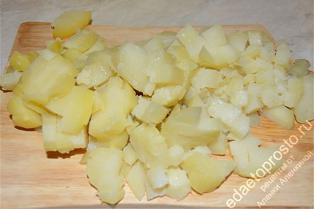 Картофель порубить мелкими кубиками