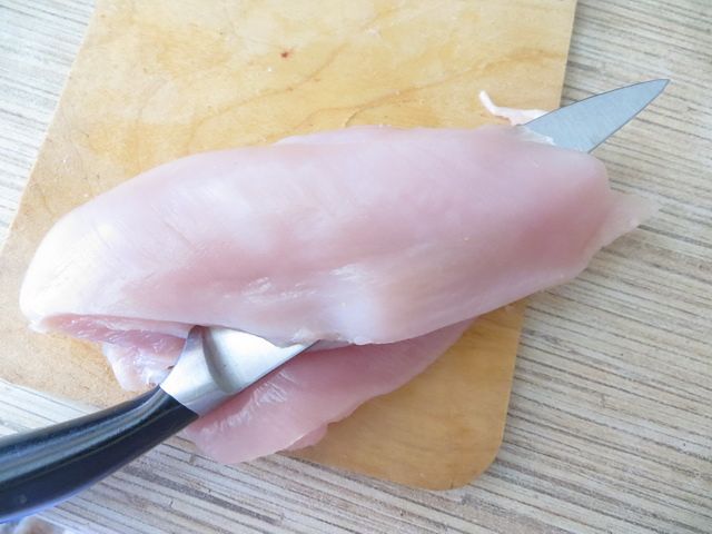 разрезаем филе на тонкие пласты