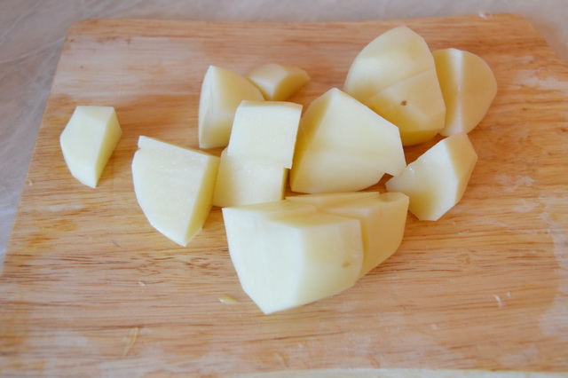 Очищенный картофель так же нарезать крупно